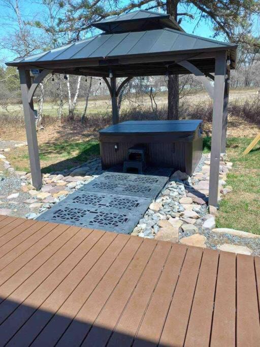 Holiday home Quiet Private House W Hot Tub/fire Pit/games *